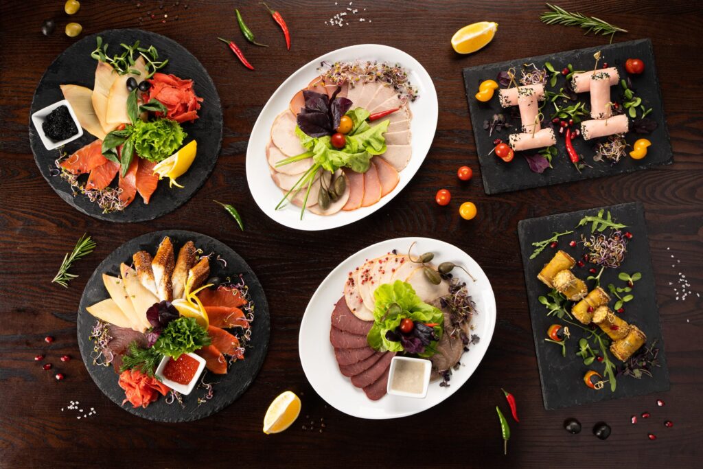 Рыбное и мясное ассорти и закуски на сланцевых досках