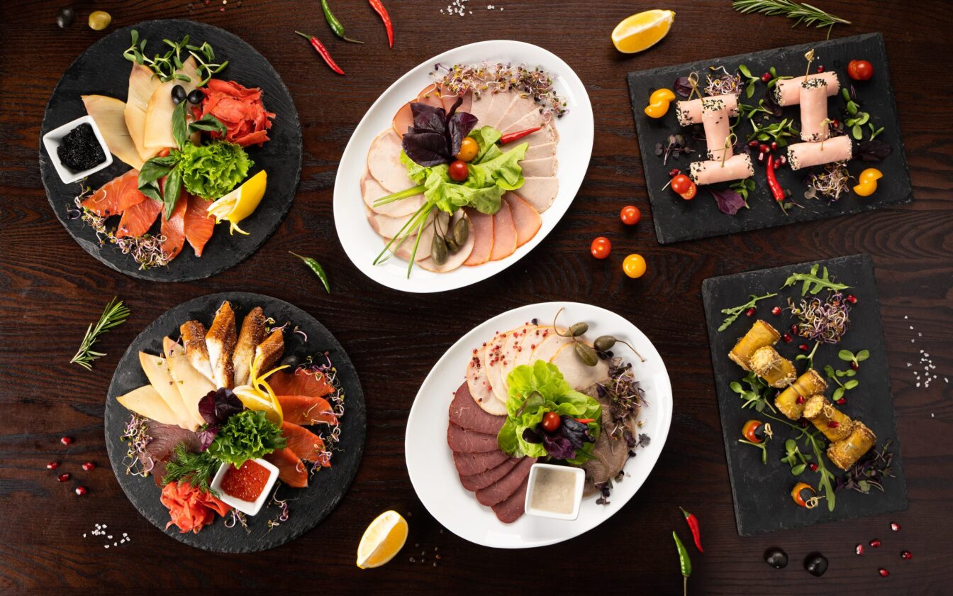 Рыбное и мясное ассорти и закуски на сланцевых досках